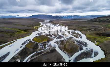 Vue aérienne de la rivière glaciaire tressée près des montagnes enneigées, Kerlingarfjöll, Islande Banque D'Images