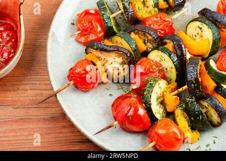 Brochettes de légumes aux poivrons, aubergines et tomates cerises. Barbecue d'été. Banque D'Images