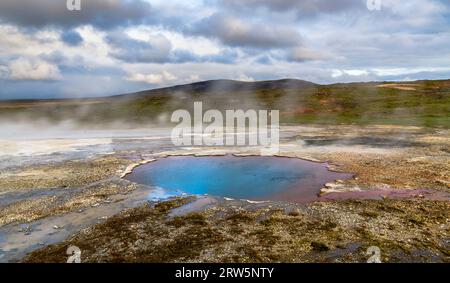 Blahver Hot Spring à Hveravellir, Islande Banque D'Images