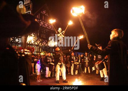 Mayfield, Sussex, Royaume-Uni 16 septembre 2023. L'événement annuel qui se souvient des 4 martyrs protestants locaux brûlés sur le bûcher pour leur foi sous la reine Marie, le 24 septembre 1556. Géré par Mayfield Bonfire Society c'est toujours une soirée spectaculaire dans le centre de la jolie Mayfield. Crédit : Monica Wells/Alamy Live News Banque D'Images