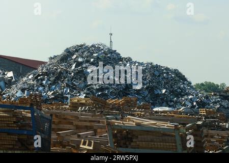 Entrepôt de recyclage. Une montagne de déchets métalliques issus de la production. Netteté sélective. Banque D'Images