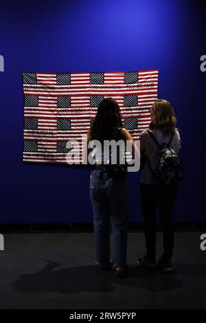 American Beauty est le nom d’une rose magnifique et en même temps fragile. Ses pétales résistent longtemps avant de flétrir, tandis que la tige pourrit rapidement : une métaphore efficace de la société américaine et de ses contradictions évidentes et cachées. Avec le titre American Beauty, à Padoue, au Centre culturel Altinate | San Gaetano, du 13 septembre 2023 au 21 janvier 2024, une sélection de 130 œuvres sera présentée qui racontent les lumières et les ombres de la nation que plus que tout autre a caractérisé le siècle dernier au niveau mondial, les États-Unis. Banque D'Images