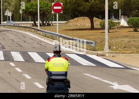 Almeria, Espagne - 26 mai 2023 : un policier espagnol se tient dans la rue, contrôle la circulation des voitures. Banque D'Images
