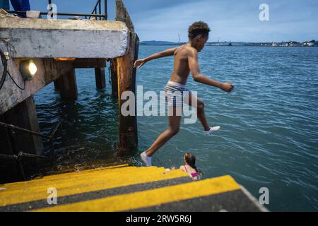 Enfants sautant dans la mer, Cobh, port de Cork, comté de Cork, Irlande, Royaume-Uni Banque D'Images