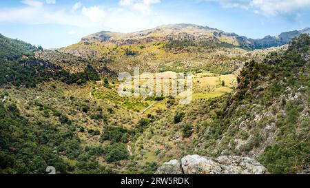 Découvrez le joyau caché de la vallée de Vall d'Albarca, vue depuis la montagne Pujolet des Misteris, embrassée par les montagnes de la Serra de Tramuntana Roca Rotja an Banque D'Images