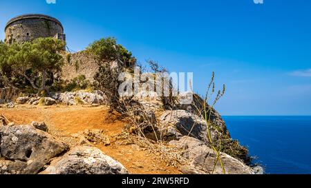 La tour Torre Picada se dresse au sommet des falaises de Port de Sóller, ses murs imposants témoignent de la fortification stratégique qu’elle offrait autrefois à ag Banque D'Images