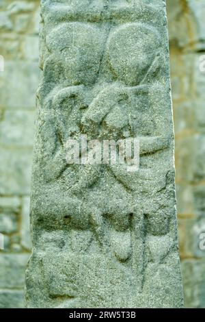 Deux personnages cléricaux, Kilfenora Medieval Cathedral (Saint Fachtnanrsquo), Doorty Cross, The Burren, County Clare, Irlande, Royaume-Uni Banque D'Images