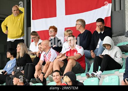 Sint Niklaas, Belgique. 17 septembre 2023. Fans et supporters du Danemark avant un match de football entre les équipes nationales U16 de Turquie et du Danemark lors d'un mini tournoi U16 le dimanche 17 septembre 2023 à Sint-Niklaas, Belgique . Crédit : Sportpix/Alamy Live News Banque D'Images