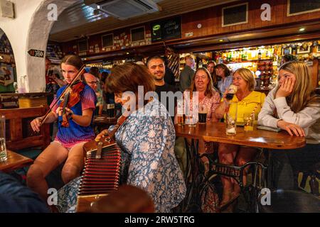 Groupe musical celtique dans un Pub, Doolin, County Clare, Irlande, Royaume-Uni Banque D'Images