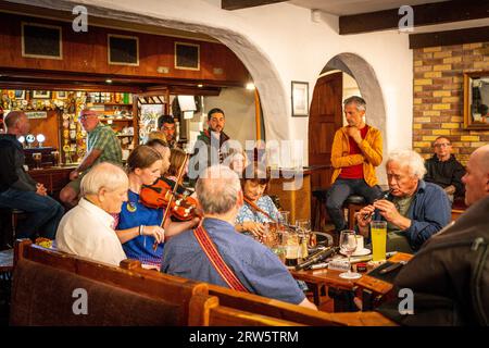 Groupe musical celtique dans un Pub, Doolin, County Clare, Irlande, Royaume-Uni Banque D'Images