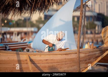 Fabricant de bateaux en bois de boutre. construction d'un bateau boutre. Dhow Festival Doha Banque D'Images