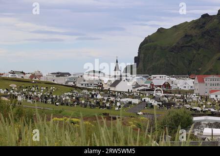 Cimetière et église du petit village de Heimaey, sur l'île du même nom dans les îles Vestmannaeyjar-Westman- Islande Banque D'Images