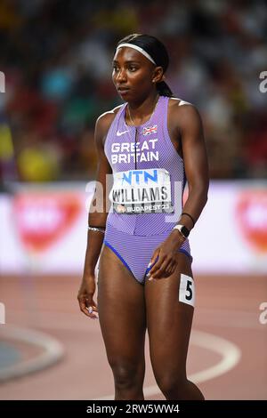 Bianca Williams de GB & ni concourant dans les manches de 4x100m féminines le septième jour des Championnats du monde d’athlétisme au Centre national d’athlétisme de Banque D'Images