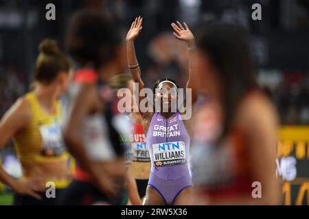 Bianca Williams de GB & ni concourant dans les manches de 4x100m féminines le septième jour des Championnats du monde d’athlétisme au Centre national d’athlétisme de Banque D'Images