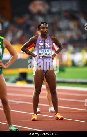 Bianca Williams de GB & ni concourant dans les manches de 4x100m féminines le septième jour des Championnats du monde d’athlétisme au Centre national d’athlétisme de Banque D'Images