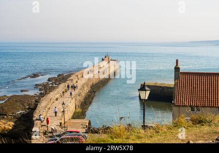 Les gens marchent le long de la jetée à St Andrews, Fife, Écosse, Royaume-Uni Banque D'Images