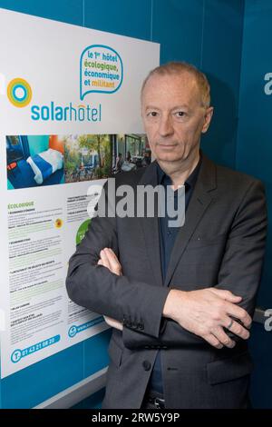 FRANCK LAVAL PROPRIÉTAIRE DE L’HÔTEL SOLAIRE PREMIER HÔTEL ÉCOLOGIQUE, ÉCONOMIQUE ET ACTIVISTE Banque D'Images