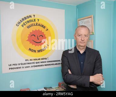 FRANCK LAVAL PROPRIÉTAIRE DE L’HÔTEL SOLAIRE PREMIER HÔTEL ÉCOLOGIQUE, ÉCONOMIQUE ET ACTIVISTE Banque D'Images