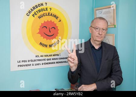 FRANCK LAVAL PROPRIÉTAIRE DE L’HÔTEL SOLAIRE PREMIER HÔTEL ÉCOLOGIQUE, ÉCONOMIQUE ET ACTIVISTE Banque D'Images