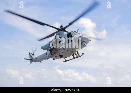 Un hélicoptère UH-1Y Venom du corps des Marines des États-Unis dans l'océan Pacifique, 15 septembre 2023. (Photo du corps des Marines des États-Unis par le sergent Marcos A. Alvarado Banque D'Images