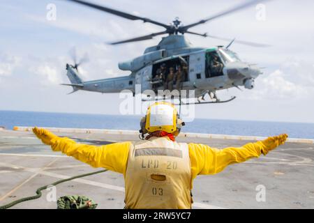 Un hélicoptère UH-1Y Venom du corps des Marines des États-Unis à bord de l'USS Green Bay, Océan Pacifique, 15 septembre 2023. Photo de Marcos A. Alvarado Banque D'Images