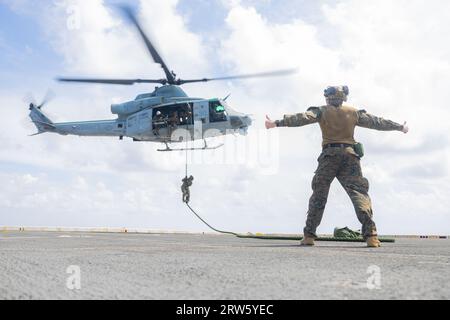 Un hélicoptère UH-1Y Venom du corps des Marines des États-Unis à bord de l'USS Green Bay, Océan Pacifique, 15 septembre 2023. Photo de Marcos A. Alvarado Banque D'Images