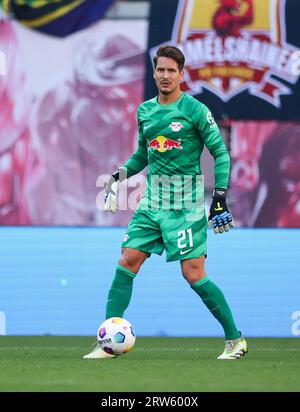 16 septembre 2023, Saxe, Leipzig : football : Bundesliga, Journée 4, RB Leipzig - FC Augsburg à la Red Bull Arena. Le gardien de Leipzig Janis Blaswich sur le ballon. Photo : Jan Woitas/dpa - NOTE IMPORTANTE : conformément aux exigences de la DFL Deutsche Fußball Liga et de la DFB Deutscher Fußball-Bund, il est interdit d'utiliser ou de faire utiliser des photographies prises dans le stade et/ou le match sous forme de séquences et/ou de séries de photos de type vidéo. Banque D'Images