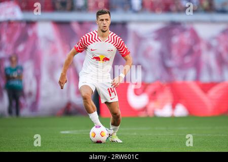 16 septembre 2023, Saxe, Leipzig : football : Bundesliga, Journée 4, RB Leipzig - FC Augsburg à la Red Bull Arena. Le joueur de Leipzig Christoph Baumgartner sur le ballon. Photo : Jan Woitas/dpa - NOTE IMPORTANTE : conformément aux exigences de la DFL Deutsche Fußball Liga et de la DFB Deutscher Fußball-Bund, il est interdit d'utiliser ou de faire utiliser des photographies prises dans le stade et/ou le match sous forme de séquences et/ou de séries de photos de type vidéo. Banque D'Images