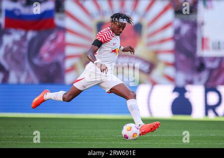 16 septembre 2023, Saxe, Leipzig : football : Bundesliga, Journée 4, RB Leipzig - FC Augsburg à la Red Bull Arena. Le joueur de Leipzig Mohamed Simakan sur le ballon. Photo : Jan Woitas/dpa - NOTE IMPORTANTE : conformément aux exigences de la DFL Deutsche Fußball Liga et de la DFB Deutscher Fußball-Bund, il est interdit d'utiliser ou de faire utiliser des photographies prises dans le stade et/ou le match sous forme de séquences et/ou de séries de photos de type vidéo. Banque D'Images