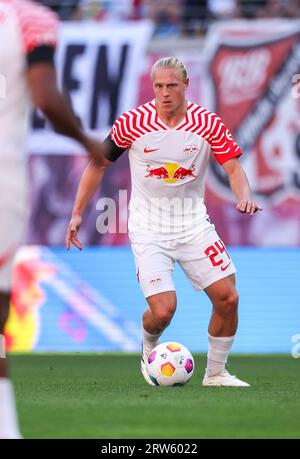 16 septembre 2023, Saxe, Leipzig : football : Bundesliga, Journée 4, RB Leipzig - FC Augsburg à la Red Bull Arena. Le joueur de Leipzig Xaver Schlager sur le ballon. Photo : Jan Woitas/dpa - NOTE IMPORTANTE : conformément aux exigences de la DFL Deutsche Fußball Liga et de la DFB Deutscher Fußball-Bund, il est interdit d'utiliser ou de faire utiliser des photographies prises dans le stade et/ou le match sous forme de séquences et/ou de séries de photos de type vidéo. Banque D'Images