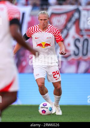 16 septembre 2023, Saxe, Leipzig : football : Bundesliga, Journée 4, RB Leipzig - FC Augsburg à la Red Bull Arena. Le joueur de Leipzig Xaver Schlager sur le ballon. Photo : Jan Woitas/dpa - NOTE IMPORTANTE : conformément aux exigences de la DFL Deutsche Fußball Liga et de la DFB Deutscher Fußball-Bund, il est interdit d'utiliser ou de faire utiliser des photographies prises dans le stade et/ou le match sous forme de séquences et/ou de séries de photos de type vidéo. Banque D'Images