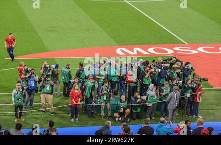 Moscou, Russie – 3 juillet 2018. Les photographes attendent que les équipes entrent sur le terrain avant le match Colombie vs Angleterre de la coupe du monde 2018 Round of 16. Banque D'Images