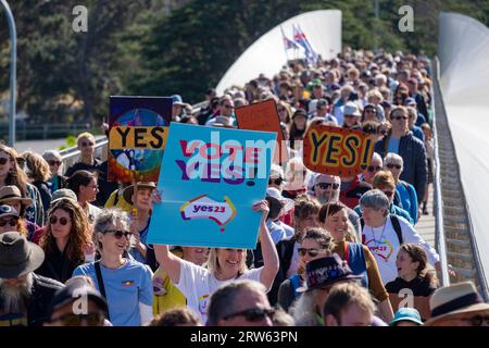 Le vote Oui référendum rassemblement à Hobart, Nipaluna, Tasmanie dimanche 17 septembre 2023. En plus des promenades à travers le pays, des milliers de personnes marchant à Hobart en faveur du Yes votent pour la reconnaissance des Australiens autochtones dans la constitution australienne et une voix au Parlement. Le référendum sera mis aux voix le 14 octobre 2023. Banque D'Images