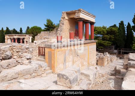 Entrée nord, Propylaeum, à l'ancien palais minoen du roi Minos de Konssos avec la salle du trône en arrière-plan, Grèce, Krete, pendant la journée ensoleillée aga Banque D'Images