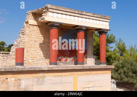 Entrée nord, Propylaeum, à l'ancien palais minoen du roi Minos de Konssos, Grèce, Krete, pendant la journée ensoleillée contre le ciel bleu et les nuages blancs, vers Banque D'Images