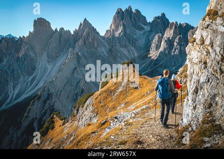 Sentier de randonnée bien connu avec des randonneurs dans le groupe de montagne Cadini, Dolomites, Italie, Europe Banque D'Images