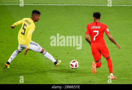 Moscou, Russie – 3 juillet 2018. Le milieu de terrain de l'équipe nationale de football de Colombie Wilmar Barrios contre le joueur d'Angleterre Jesse Lingard lors de la coupe du monde 2018 RO Banque D'Images