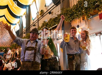 Munich, Allemagne. 16 septembre 2023. Les gens apprécient la bière à l'Oktoberfest à Munich, en Allemagne, le 16 septembre 2023. La 188e Oktoberfest, l'un des plus grands festivals folkloriques d'Allemagne, a officiellement ouvert ses portes samedi. Il devrait se terminer le 3 octobre. Crédit : Zhang Fan/Xinhua/Alamy Live News Banque D'Images