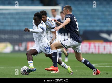 Wilfried Gnonto de Leeds United en action contre Murray Wallace de Millwall lors du match de championnat de la Sky Bet League au Den, à Londres. Date de la photo : dimanche 17 septembre 2023. Banque D'Images