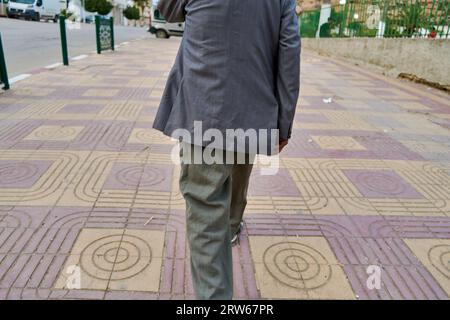 Personne qui marche dans la rue Banque D'Images