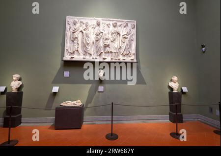 Une salle d'art romain - le grand moulage suspendu est du relief de l'Ara Pacis Augustae avec procession, sur l'affichage dans la salle d'art romain à t Banque D'Images