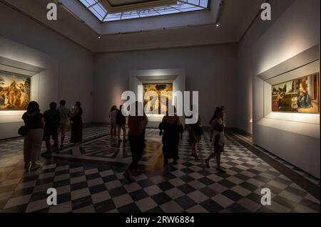 Dans la nouvelle salle Léonard de Vinci ouverte en 2018, trois peintures de la Renaissance italienne sont exposées à la Galerie des Offices à Florence en Toscane Banque D'Images