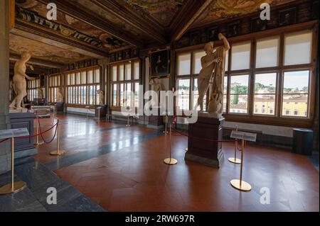 Sculptures au deuxième étage de la Galerie des Offices à Florence dans la région toscane en Italie Banque D'Images