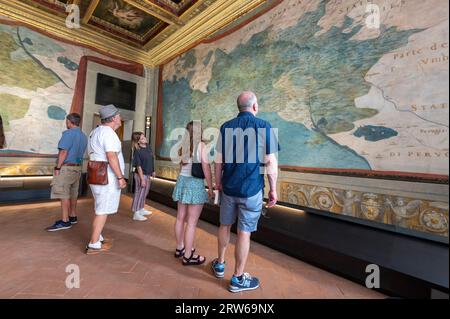 Une grande carte murale murale à l'huile A été posée sur le mur du nouveau Dominion de l'État siennoise avec les territoires florentin et siennoise dans la salle A. Banque D'Images