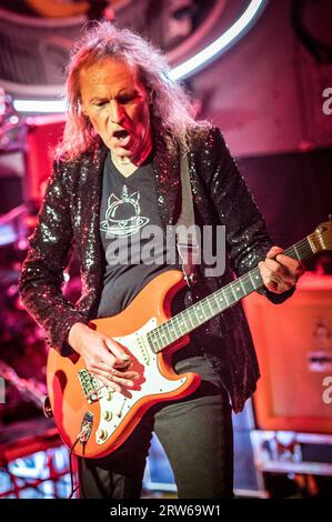 Dean Howard à la guitare et au chant Banque D'Images