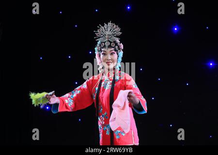 COMTÉ de LUANNAN, Chine - 11 août 2021 : image de scène des filles dans l'Opéra chinois de Pékin Banque D'Images