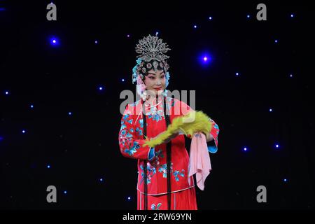 COMTÉ de LUANNAN, Chine - 11 août 2021 : image de scène des filles dans l'Opéra chinois de Pékin Banque D'Images