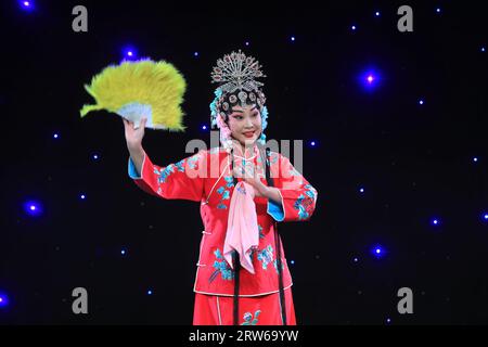 COMTÉ de LUANNAN, Chine - 11 août 2021 : image de scène des filles dans l'Opéra chinois de Pékin Banque D'Images