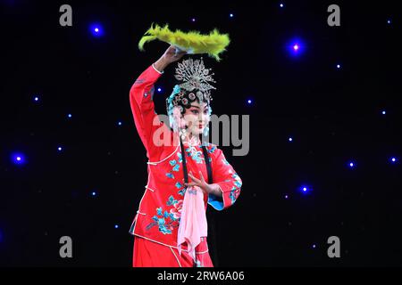 COMTÉ de LUANNAN, Chine - 11 août 2021 : image de scène des filles dans l'Opéra chinois de Pékin Banque D'Images