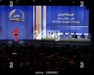 Bruxelles, Belgique. 15 septembre 2023. Kathleen Depoorter, membre du Parlement belge, prend la parole lors de la conférence internationale à l'occasion du premier anniversaire du soulèvement national. Des milliers d'Iraniens, de dirigeants mondiaux et de législateurs de diverses nations se sont réunis lors d'une conférence à Bruxelles le 15 septembre 2023. Le rassemblement commémore le premier anniversaire du soulèvement national qui a profondément secoué l'establishment au pouvoir en Iran. Crédit : SOPA Images Limited/Alamy Live News Banque D'Images